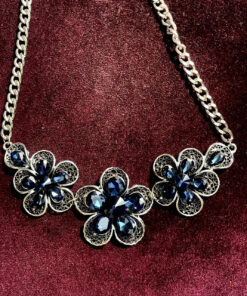 Royal blue flower style necklace extremeley beautiful Artical